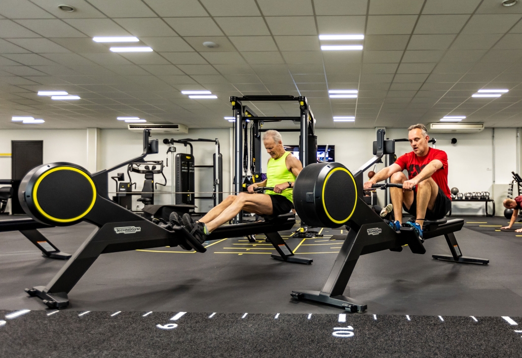 Roeien in de fitnessruimte van ZUITNL Fitness & Fysiotherapie